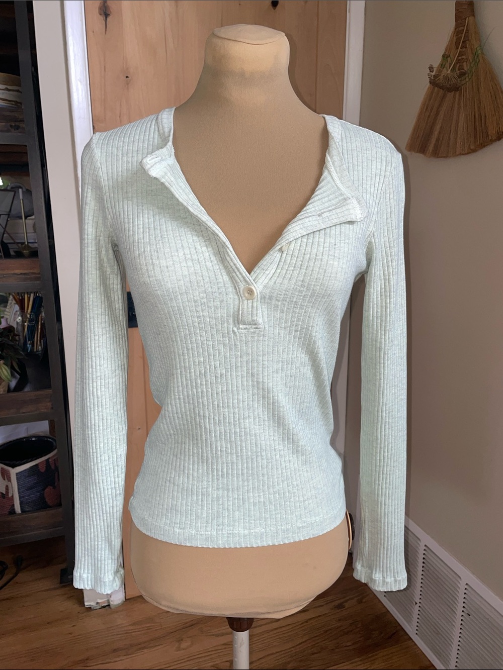 Ribbed Long-Sleeve open back Henley Top in Light Mint